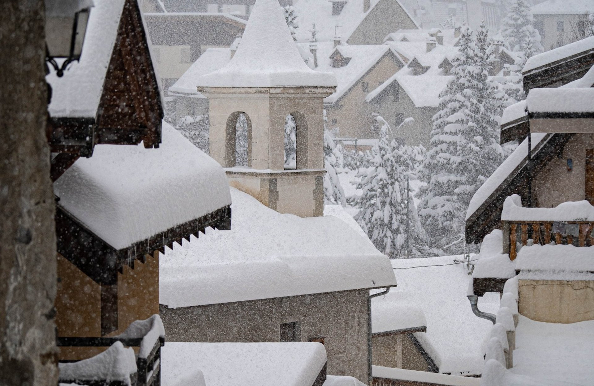 Centre du village de La Salle Les Alpes enneigé