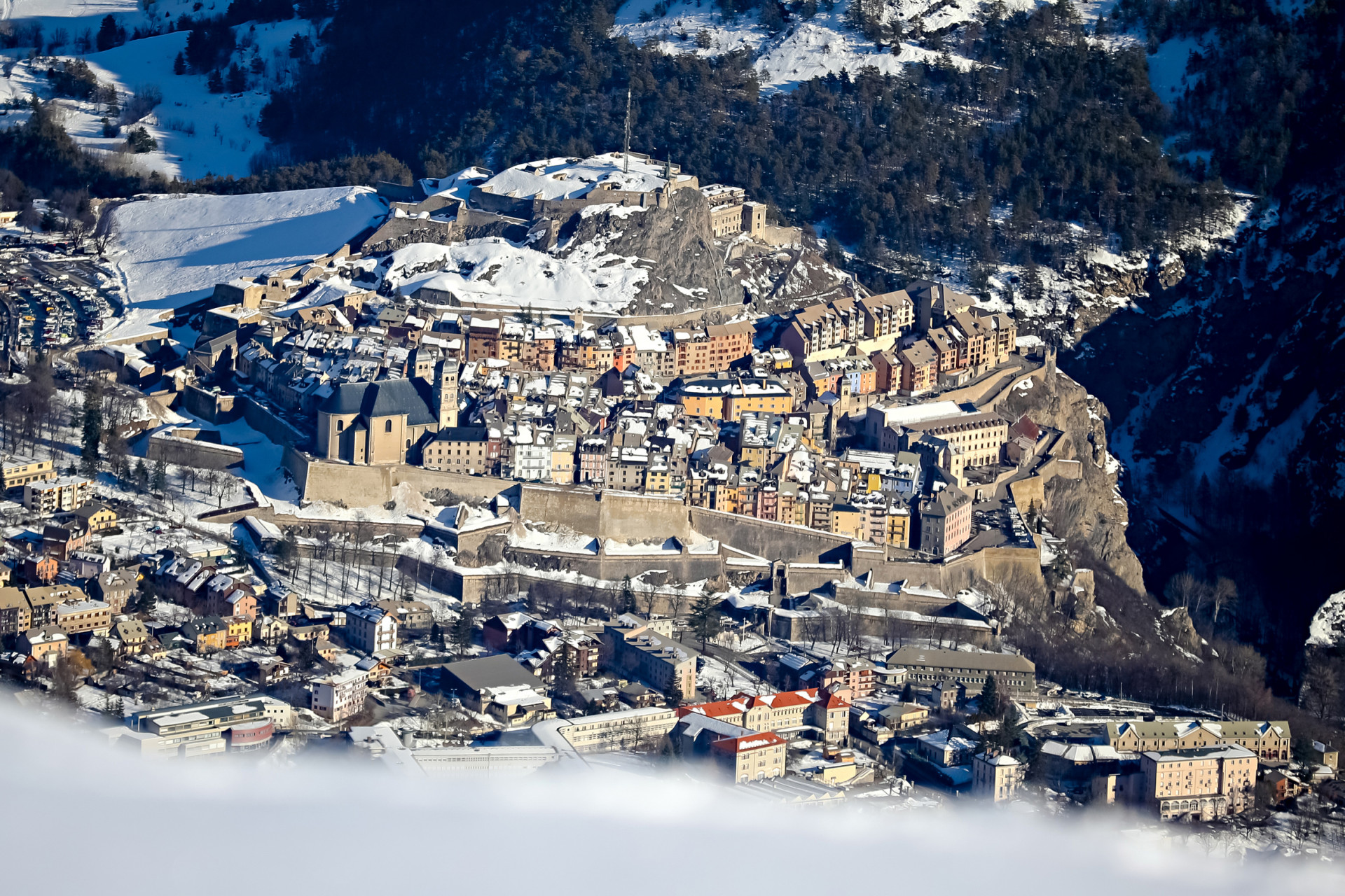 Vue aérienne Briançon Serre Chevalier hiver enneigée