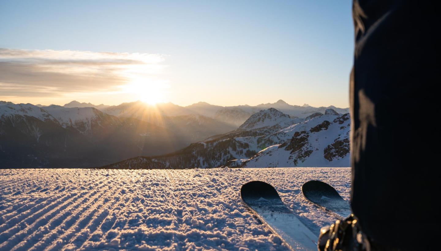 ski en sommet de montagne sur un coucher de soleil