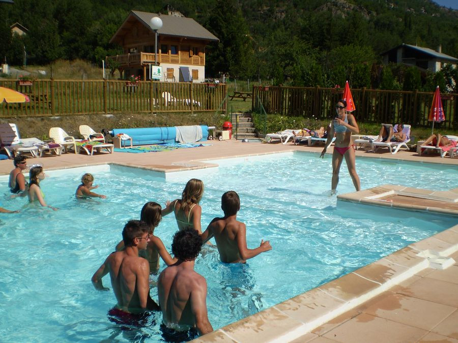 camping-les-5-vallees-piscine-detail-serre-chevalier-vallee-briancon