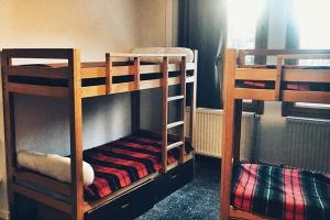 005-aubergedejeunessehiserrechevalier-chambre-v2-web600cfuaj-aj-216