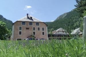 002-aubergedejeunessehiserrechevalier-facade-web600cfuaj-aj-212