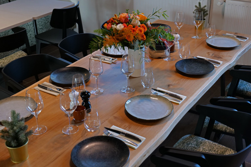 restaurant-table1-min-586874