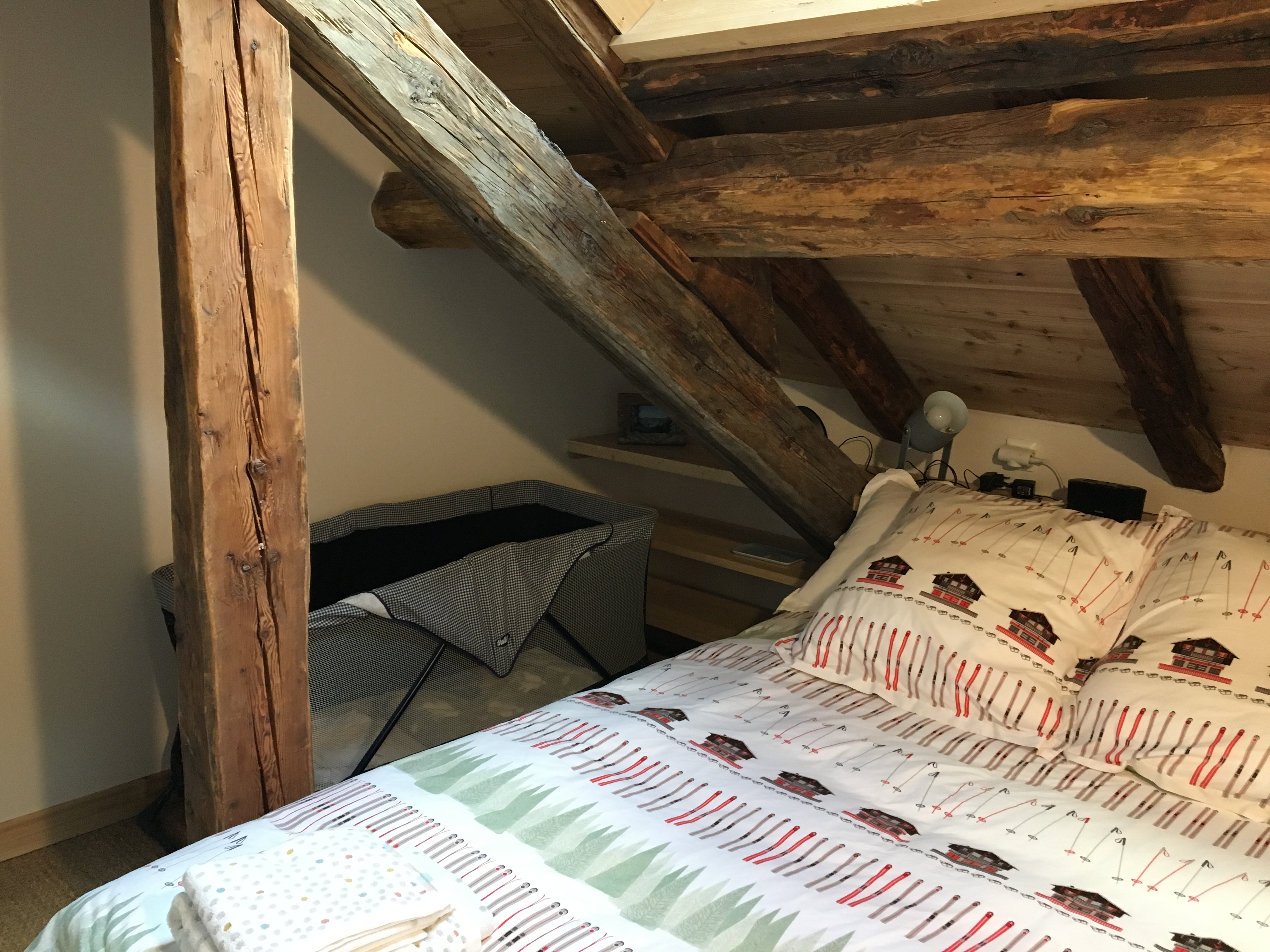 Lit bébé dans chambre Loup