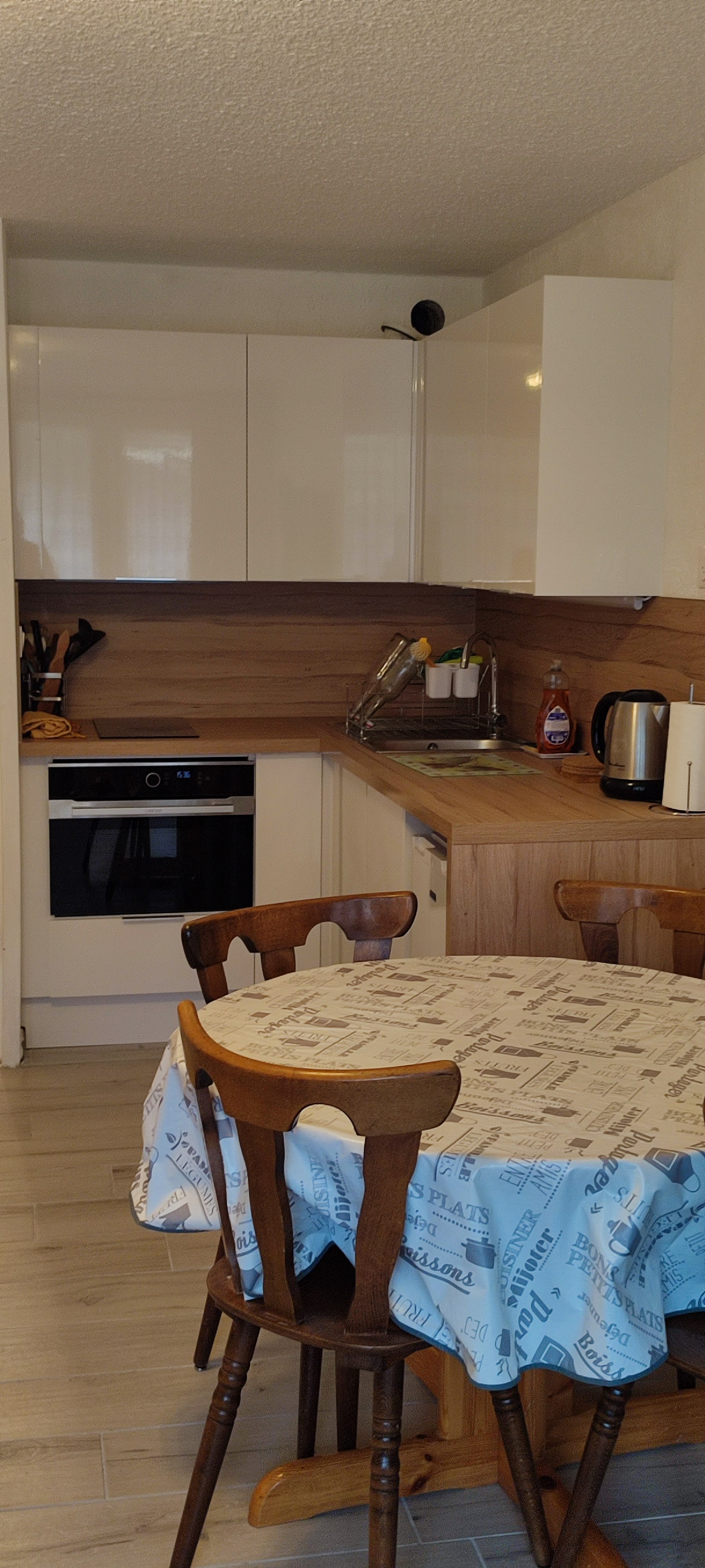 studio-cabine-galibier-chouk-8-table-serre-chevalier-villeneuve