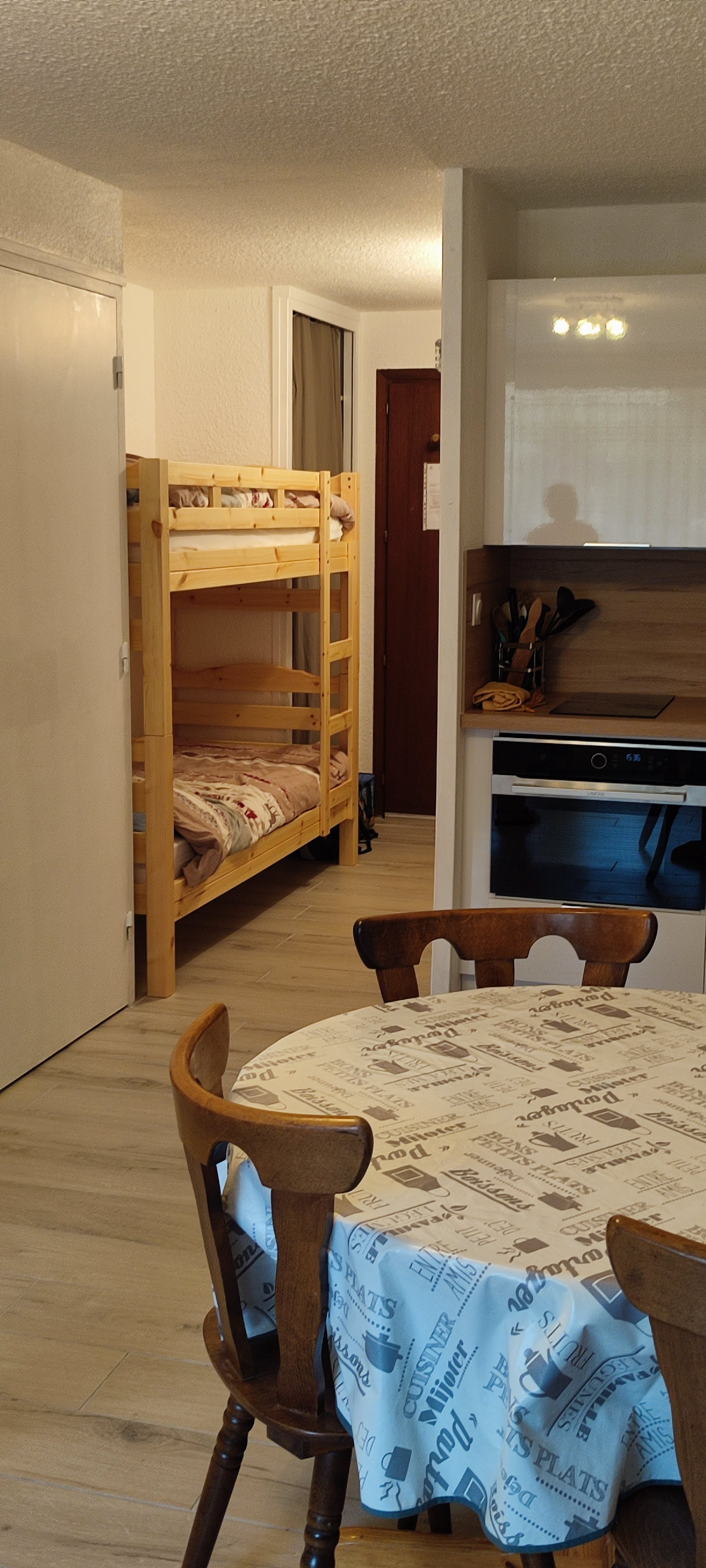 studio-cabine-galibier-chouk-9-table-serre-chevalier-villeneuve
