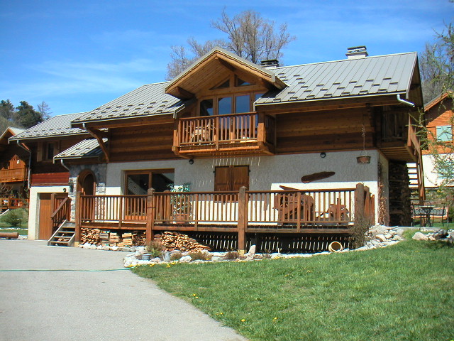 chalet en bois à chantemerle en été