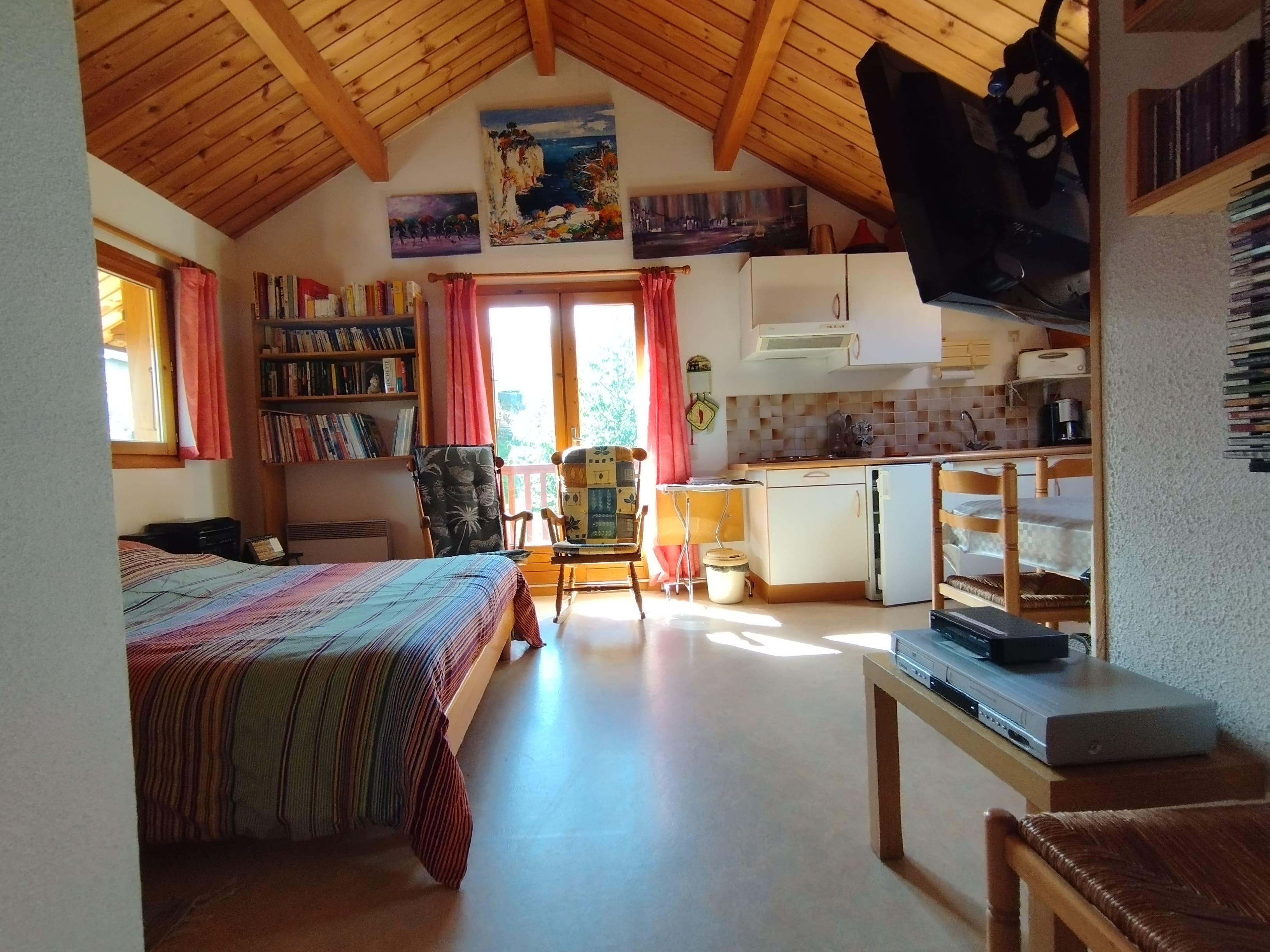 salon avec lit double tv et accès balcon à chantemerle