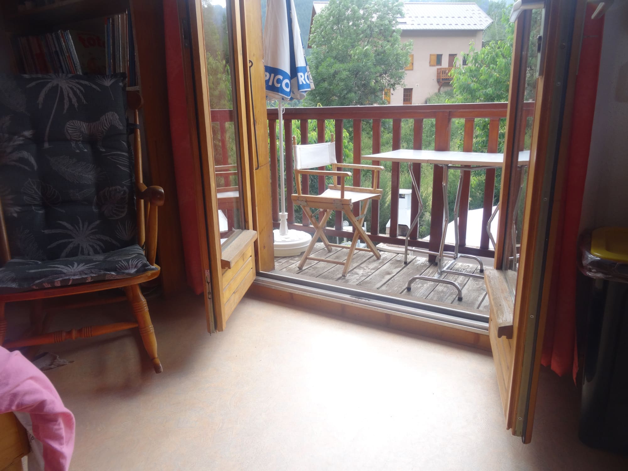 balcon en bois avec vue sur le jardin à chantemerle