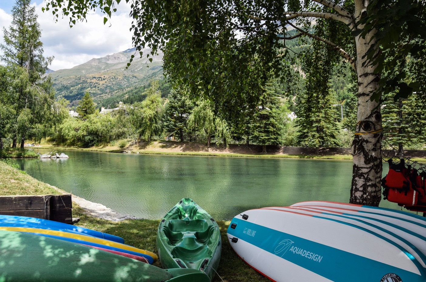 été-chalet-montagne-lac-randonnée-serre-chevalier-vallee-briancon