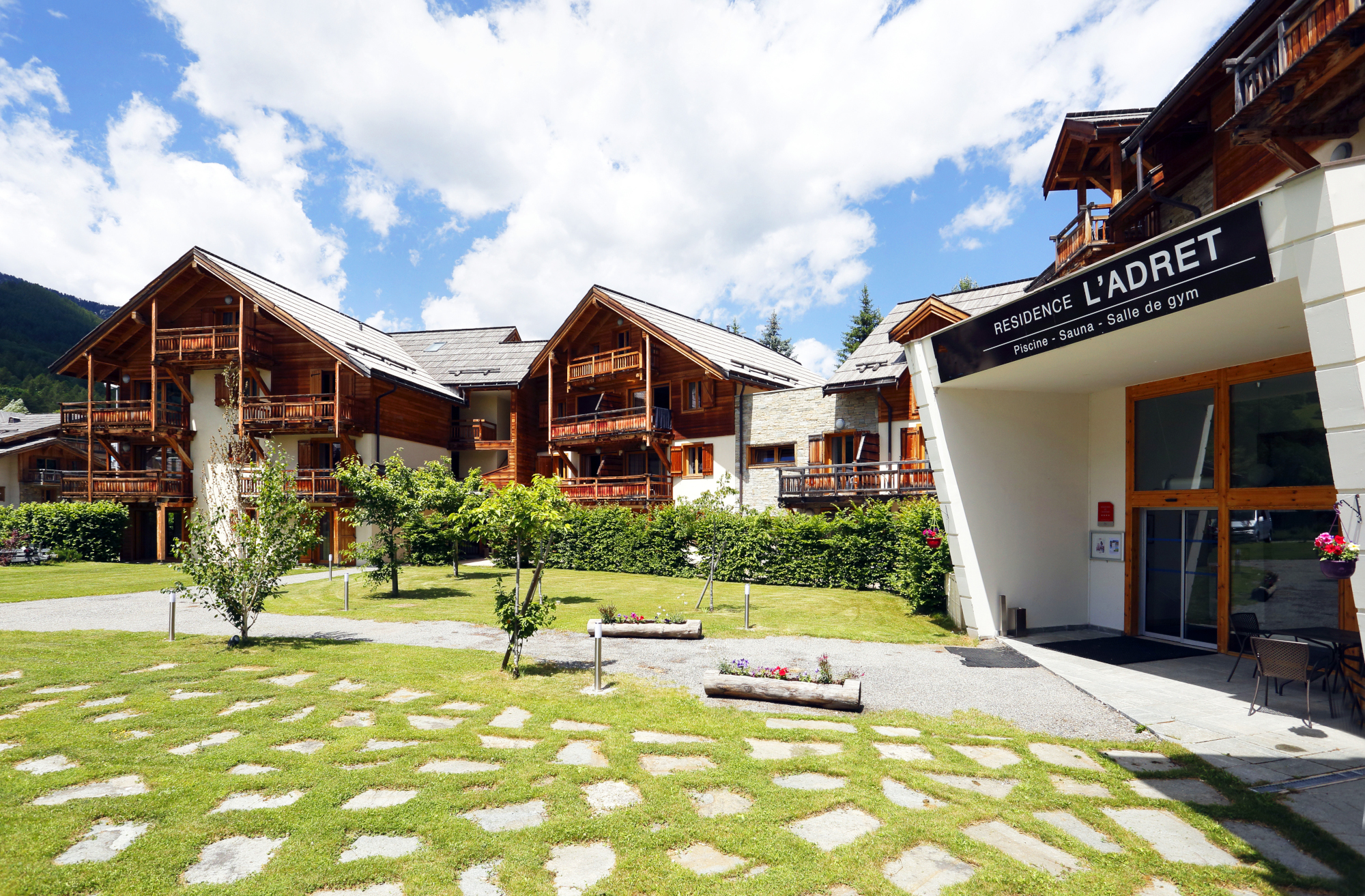 entree-residence-adret-ete-serre-chevalier-10258081