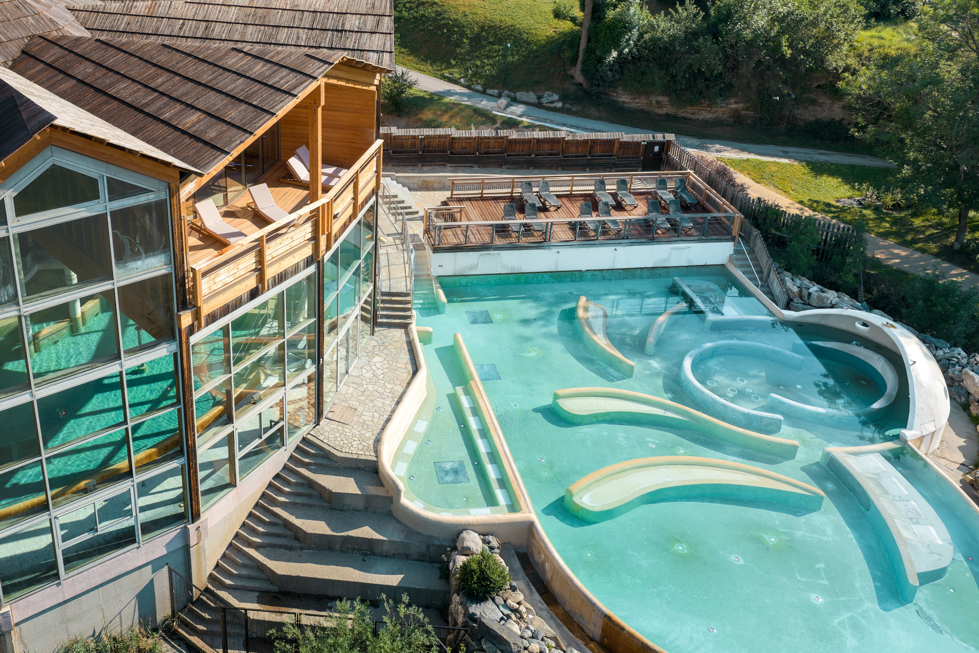 espace-grands-bains-vue-exterieur-ete-serre-chevalier