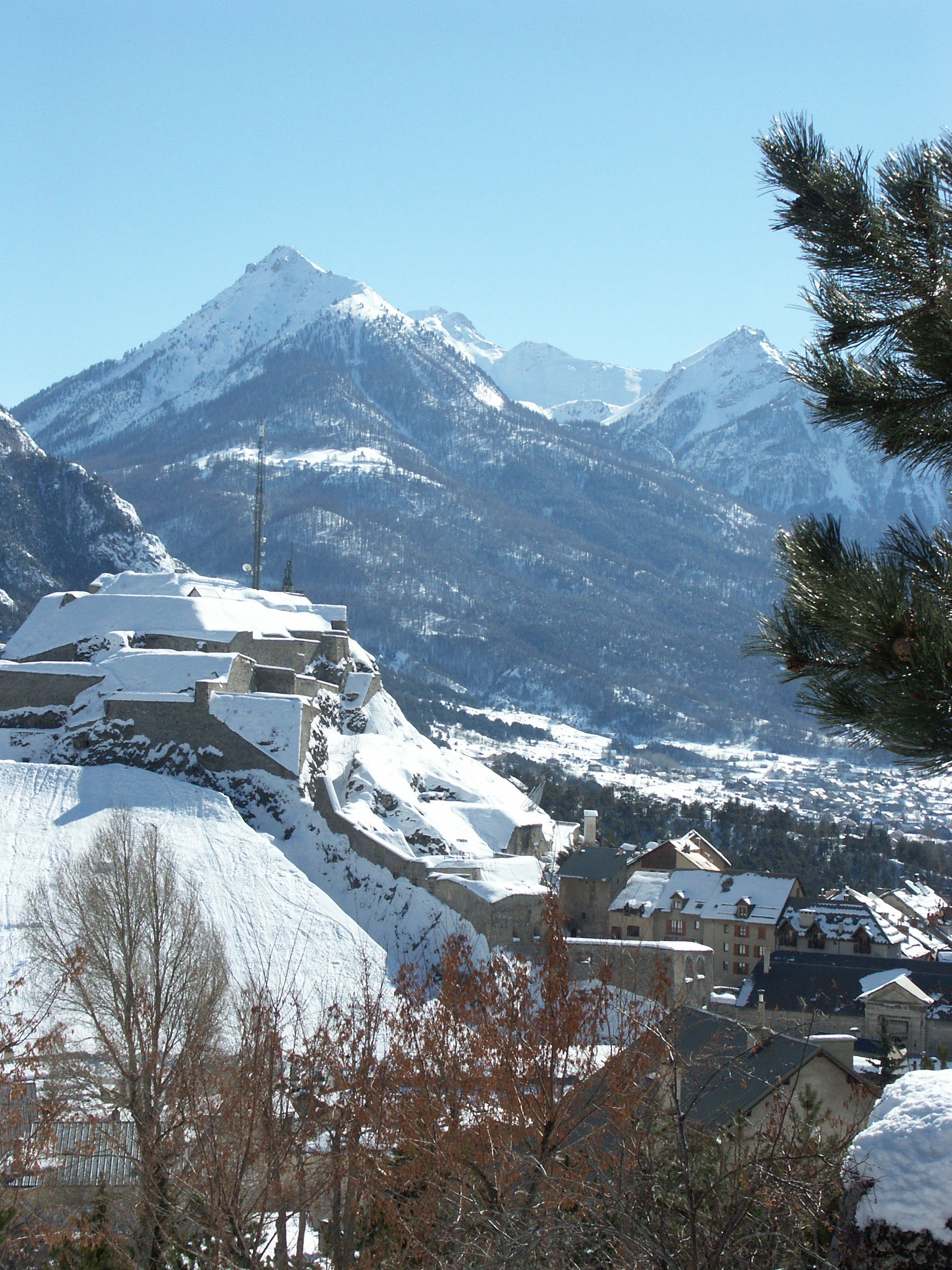 fort-du-chateau-neige-cite-vauban- briancon-serre-chevalier