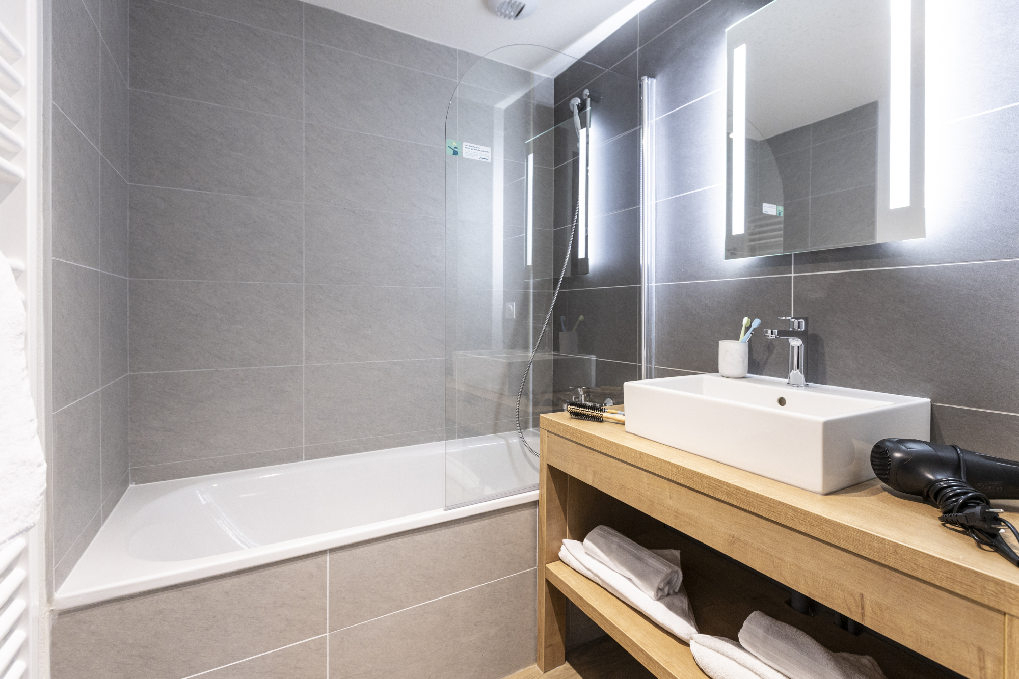 le-serra-neva-3-pieces-6-personnes-salle-de-bain-serre-chevalier