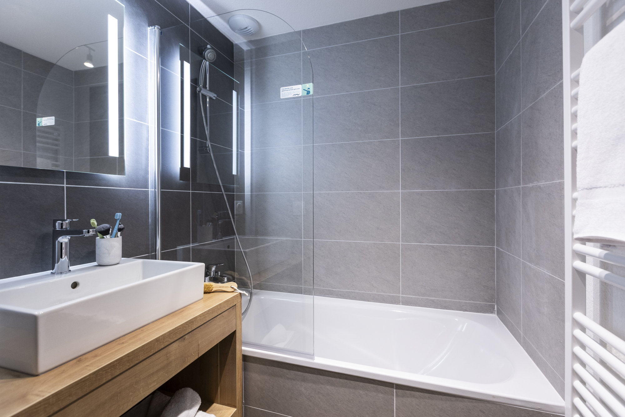 le-serra-neva-chambre-2-personnes-salle-de-bain-serre-chevalier