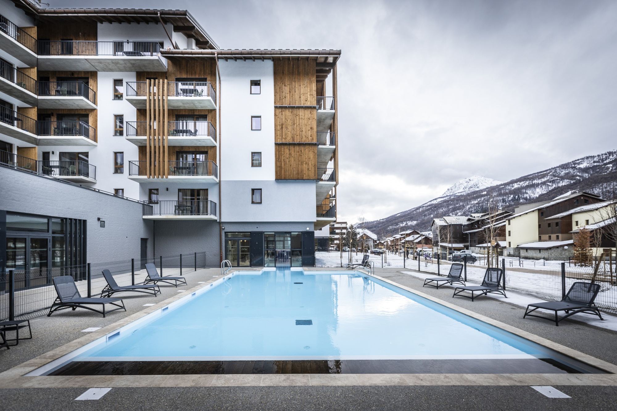 le-serra-neva-spa-piscine-exterieure-chauffee-serre-chevalier