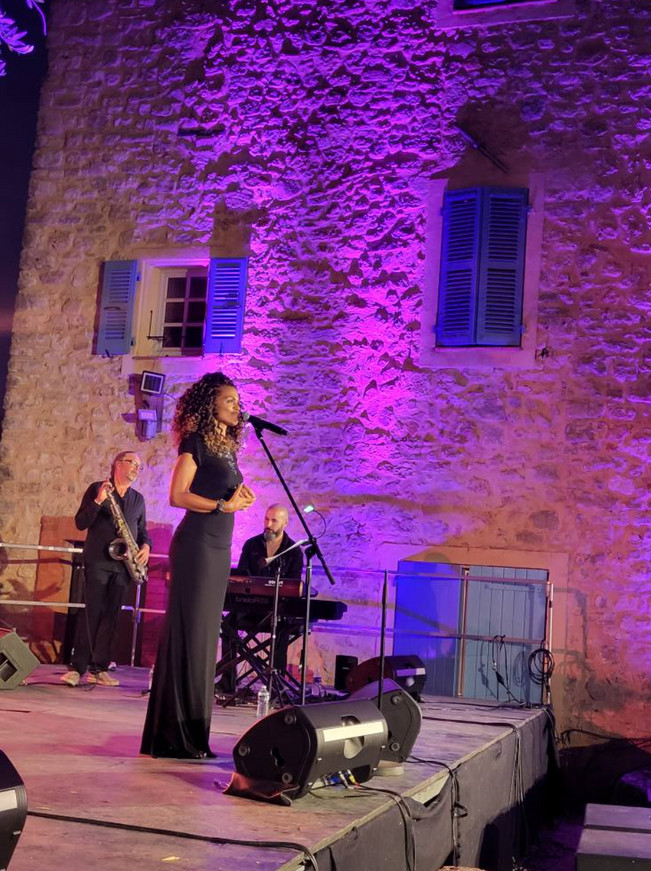 concert-emily-johnson