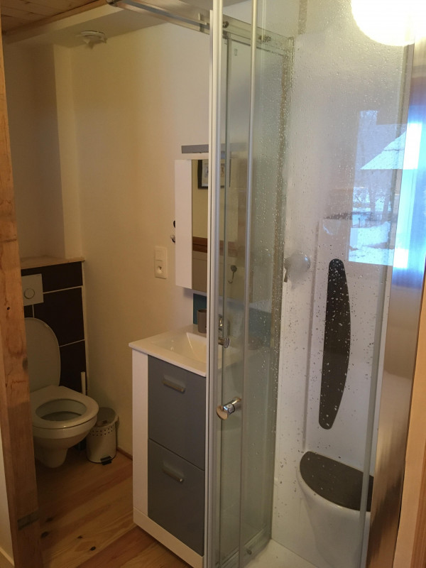 5-pieces-cabine-chalet-la-gardiole-salle-eau-chambre-parents-serre-chevalier-chantemerle
