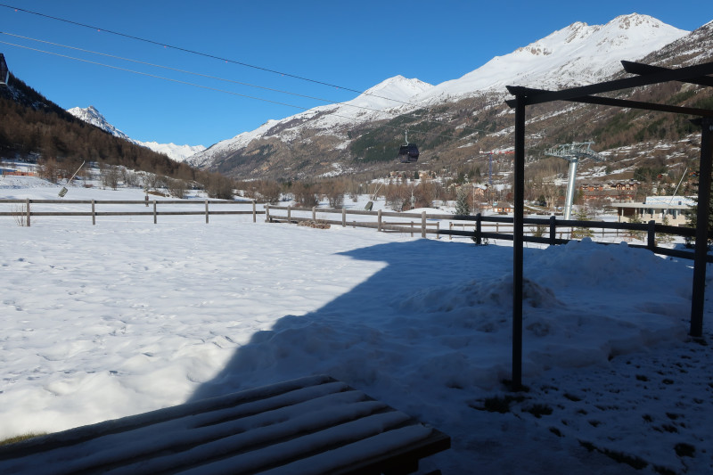 Accès piste depuis le jardin Accès piste depuis le jardin