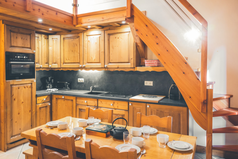 3-pieces-mezzanine-hameau-du-rocher-blanc-serre-or-beaumougl-2-cuisine-serre-chevalier-chantemerle-10868048