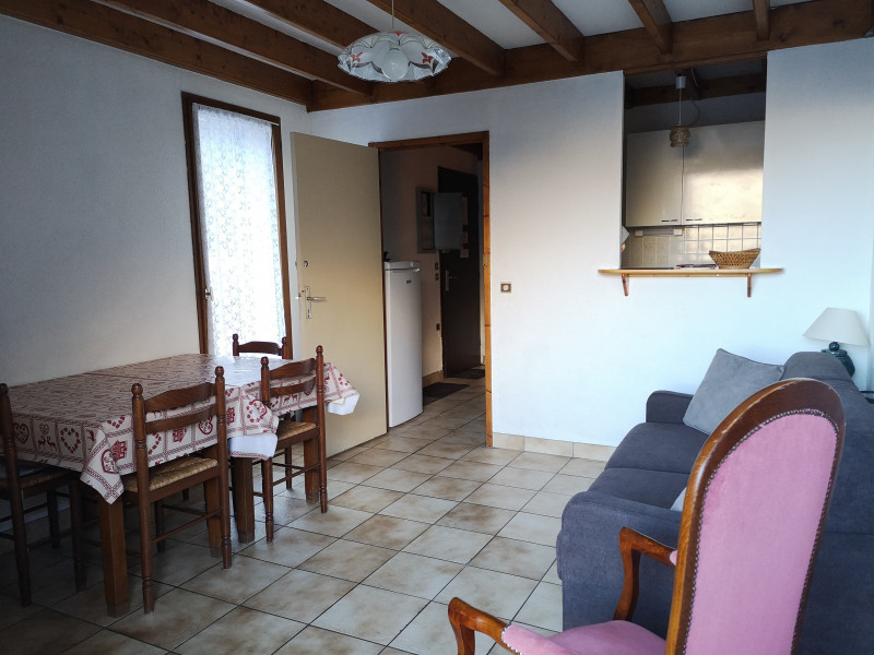 Salon, porte-fenêtre côté piste