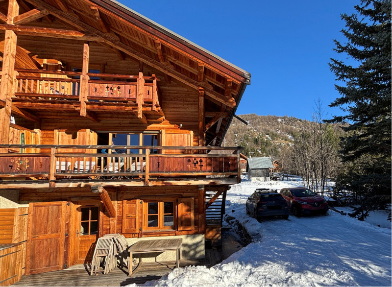 chalet-7508940