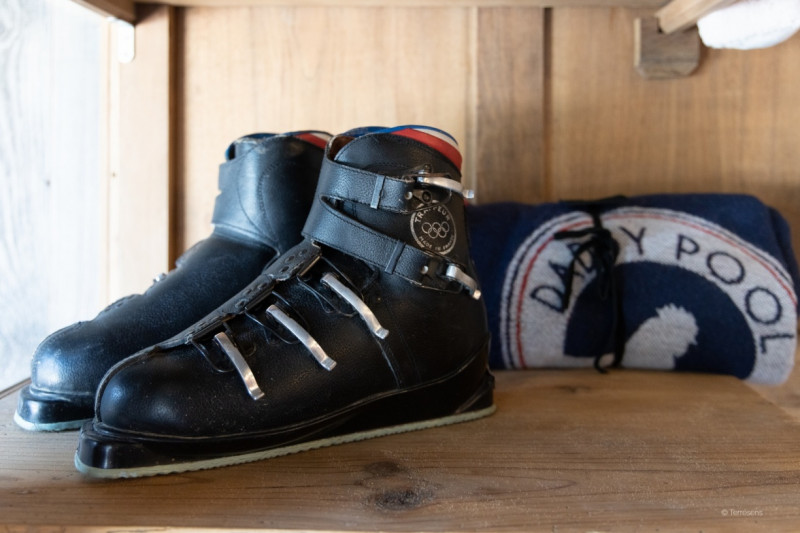 cristal-lodge-parties-communes-anciennes-chaussures-ski-6710140