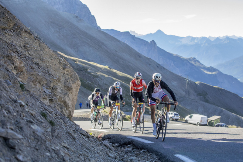 cyclistes-col-du-galibier-serre-chevalier