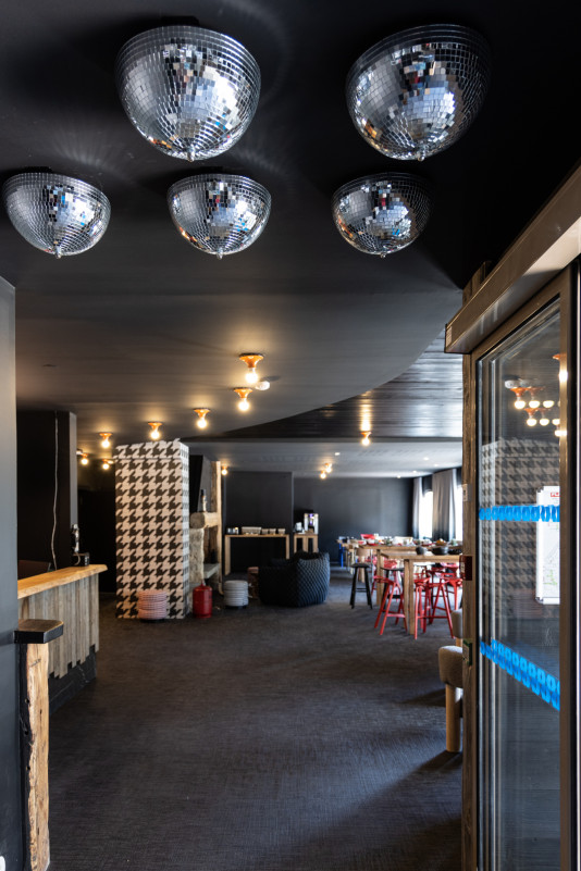 entree-reception-le-cristal-lodge-serre-chevalier