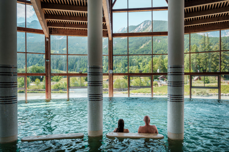 espace-grands-bains-interieur-vue-montagnes-ete-serre-chevalier espace-grands-bains-interieur-vue-montagnes-ete-serre-chevalier