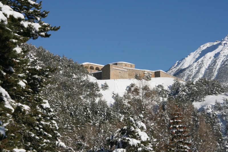 fort-des-salettes-acces-chemin-caillouteux-serre-chevalier-briancon