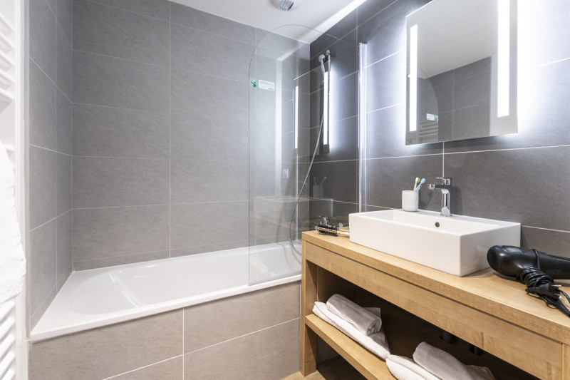 le-serra-neva-3-pieces-6-personnes-salle-de-bain-serre-chevalier