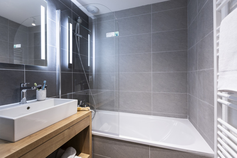 le-serra-neva-chambre-2-personnes-salle-de-bain-serre-chevalier