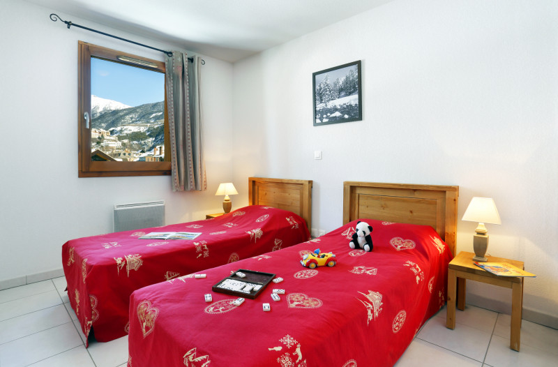 residence-aigle-bleu-chambre-2-lits-serre-chevalier