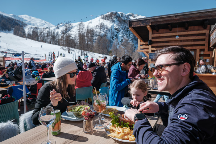 repas en famille dans un restaurant d altitude serre-chevalier - © Galimey repas en famille dans un restaurant d altitude sur les pistes de serre-chevalier