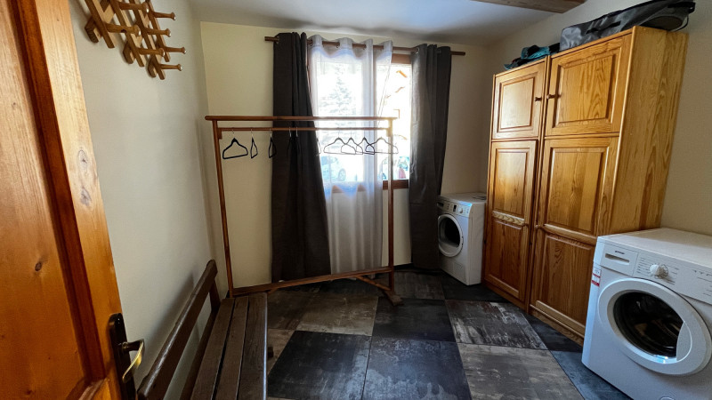 ski-room-9332601