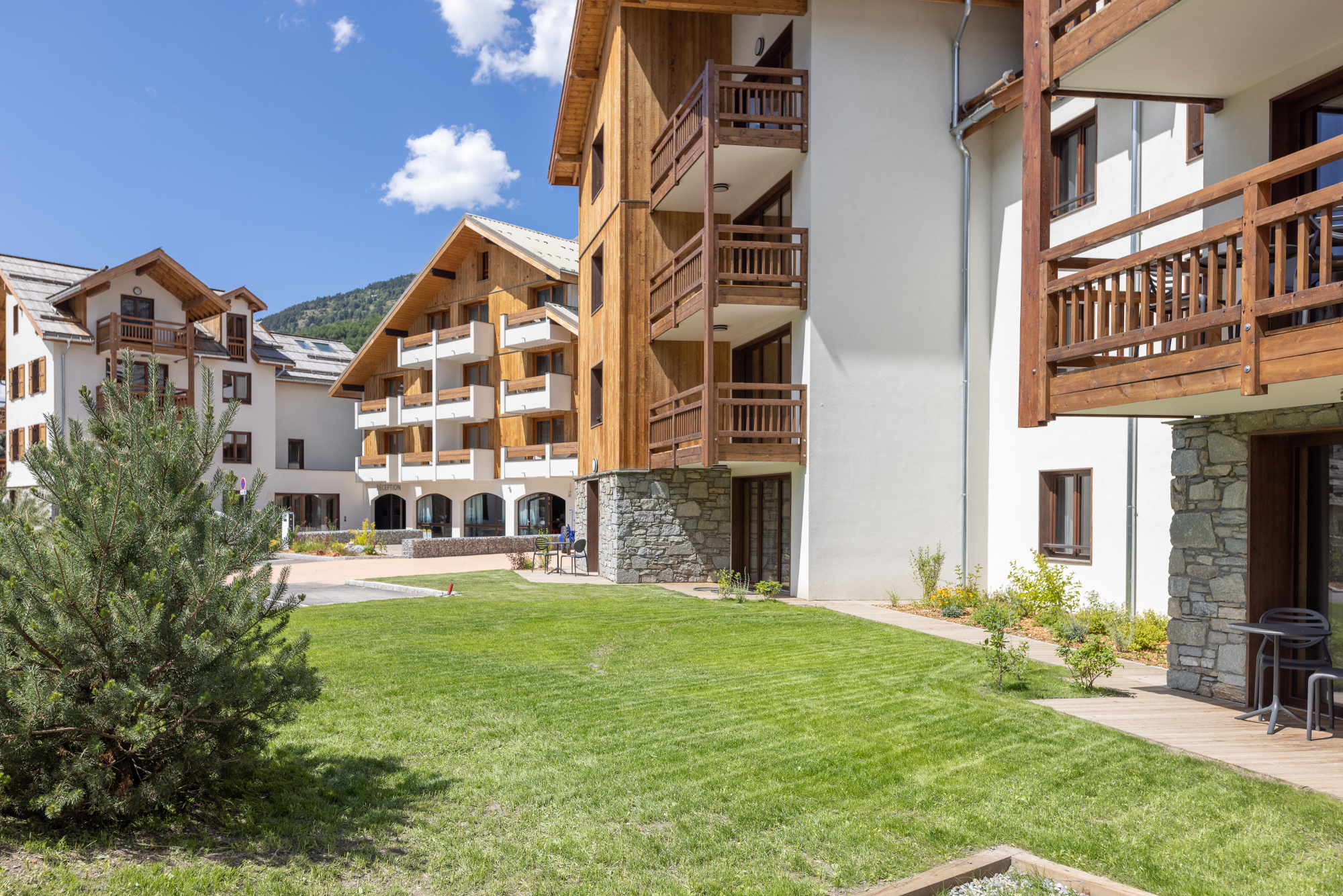 residence-exterieur-ete-cristal-lodge-serre-chevalier