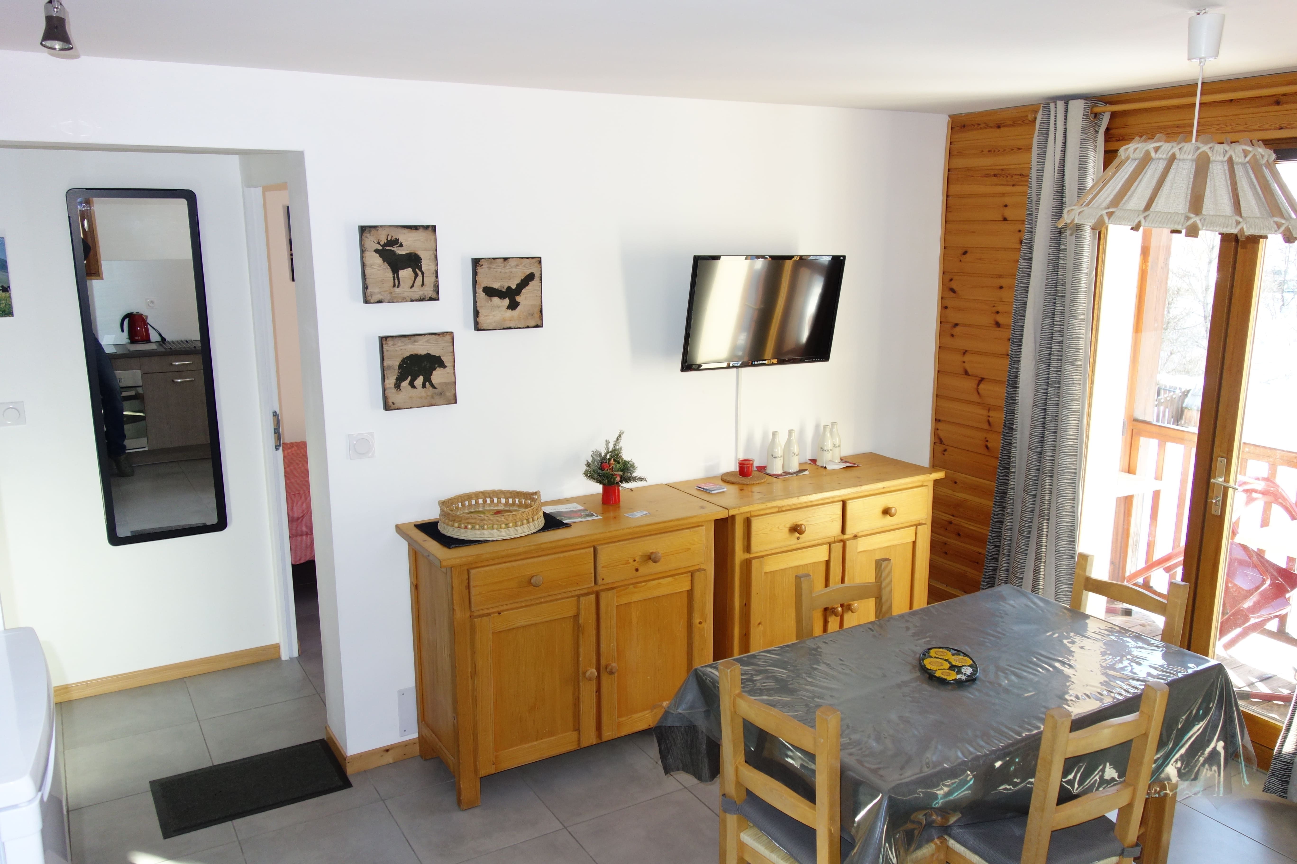 Salon 2 PIECES ROUTE DES BAINS (AVOUACHD)